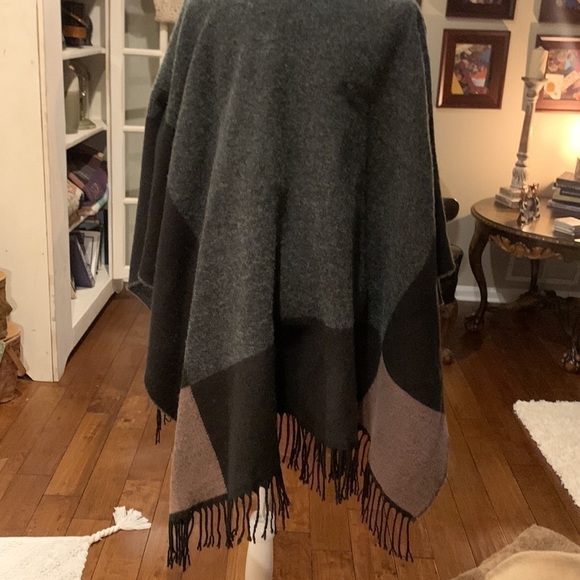 Max Studio cape/ shawl - Picture 4 of 5
